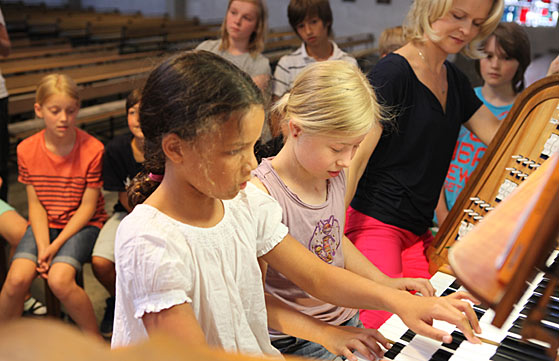 Iveta Apkalna, Orgel, in Köln, Ildefons-Herwegen-Schule - ©Susanne Lührig