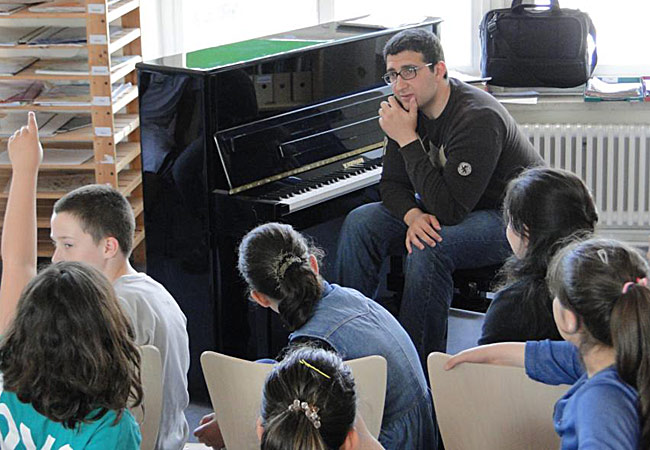Kemal Cem Yilmaz, Piano, in Hannover-Hainholz, Grundschule Fichteschule