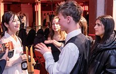 OPUS KLASSIK SCHOOL 2024 Berliner Schüler:innen ehren die Sopranistin Hera Hyesang Park für ihr Video „While you live“ © Opus Klassik /M. Nass